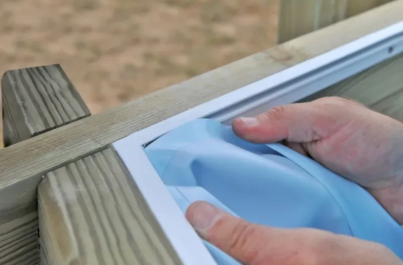 Como trocar o forro de uma piscina de madeira