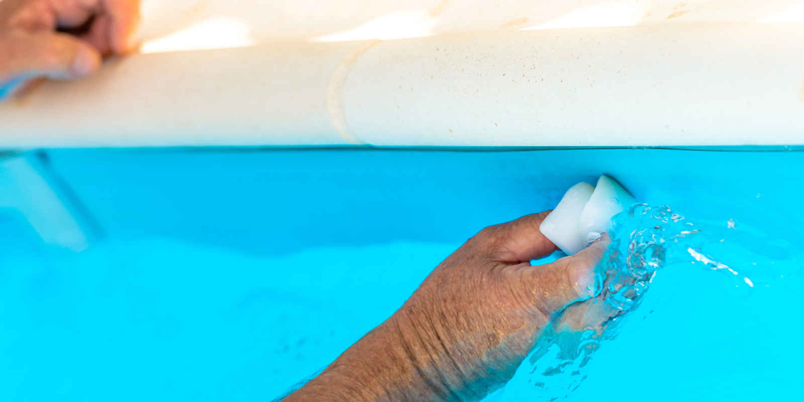 Como limpar a linha de água da piscina