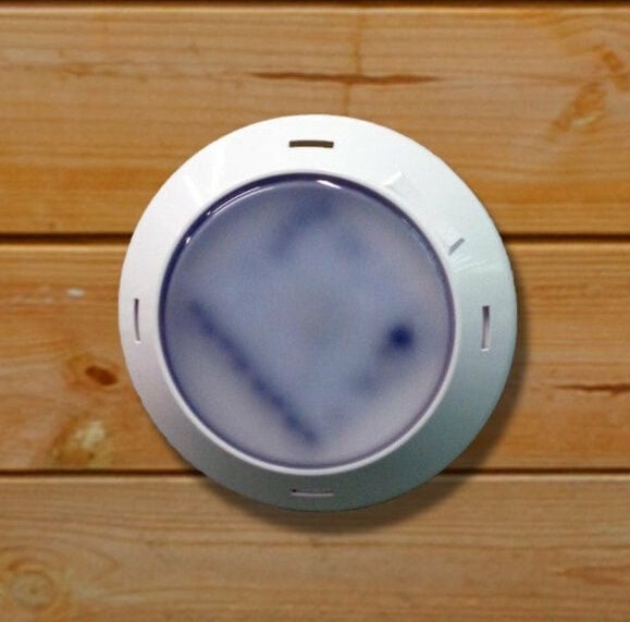 Como instalar um foco numa piscina de madeira